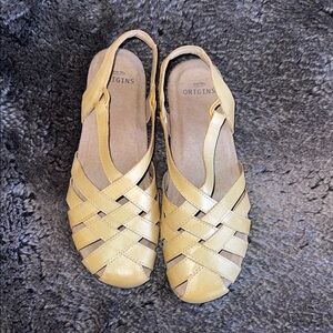 Earth Origins Women’s Belder Berri Yellow Leather Flat heel Sandals size 9